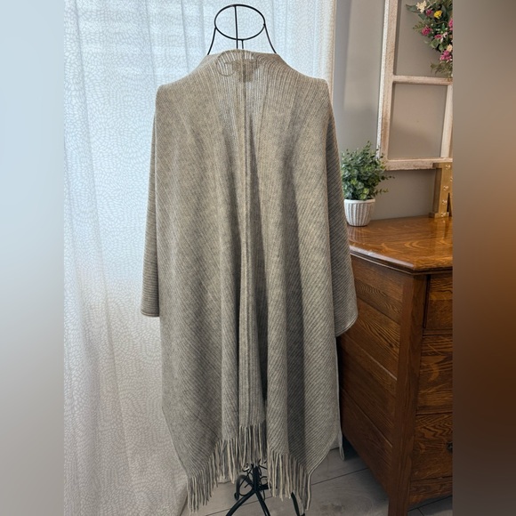 Steve Madden Light Gray Knit Poncho - Picture 4 of 5
